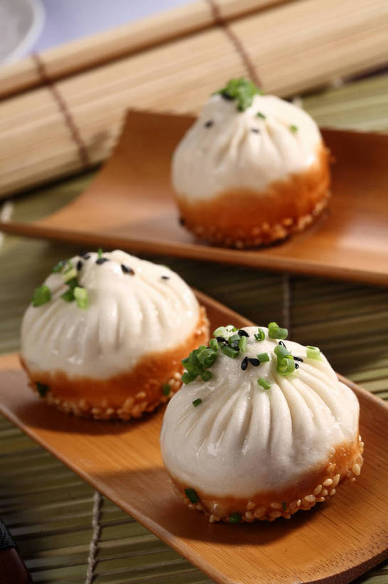 点心,无人,竖图,俯视,室内,特写,白天,餐桌,桌子,蔬菜,餐具,阴影,竹制,朦胧,模糊,新鲜,反射,木制,碟子,盘,影子,竹席,葱,青葱,油炸,油炸食品,芝麻,料理,食品,面点,美食,食物,三个,黑色,盘子,木制品,碟,中式,有机食品,绿色食品,餐台,黑芝麻,竹制品,生煎,脂麻,胡麻,白麻,巨胜子,油麻,彩图,高角度拍摄,生煎馒头,生煎包,shjb1