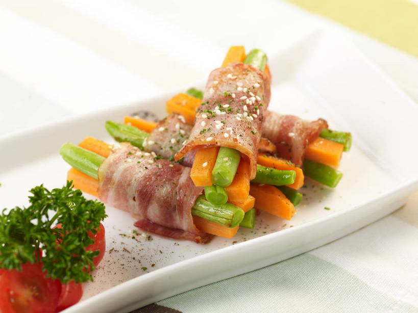 无人,横图,俯视,室内,特写,白天,烹饪,西餐,植物,餐桌,桌子,豆,萝卜,胡萝卜,芹菜,蔬菜,西红柿,餐具,叶子,阴影,新鲜,反射,布料,碟子,盘,影子,豆类,豆子,刀豆,肉,料理,食品,绿叶,布纹,培根,四季豆,猪肉,菜肴,美食,肉类,桌布,食物,一个,绿色,白色,盘子,餐巾,碟,台布,嫩叶,西式,佳肴,有机食品,绿色食品,荷兰芹,欧芹,香芹,单个,餐台,配菜,黄萝卜,番萝卜,芸豆,肉食,豆科,豚肉,法香,巴西利,洋香菜,洋芫荽,法国香菜,菜豆,二季豆,白肾豆,架豆,玉豆,去豆,旱芹菜,番荽,叶,叶片,洋柿子,红萝卜,柑仔蜜,甘荀,番茄,臭柿,餐桌布,彩图,高角度拍摄,烟肉,腌熏,六月柿,丁香萝卜,胡芦菔金,金笋,培根卷,喜报三元,shjb1,培根蔬菜卷