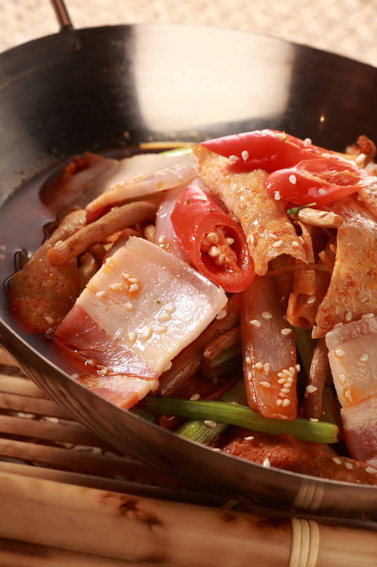 无人,竖图,俯视,室内,特写,白天,烹饪,中餐,餐桌,桌子,辣椒,厨具,金属制品,一堆,许多,堆叠,堆积,竹制,金属,锅子,肉,芝麻,料理,食品,很多,锅,猪肉,豆腐皮,腊肉,菜肴,美食,肉类,食物,一个,红色,白色,垫子,中式,白芝麻,佳肴,单个,餐台,锅具,中华料理,堆,竹制品,腐竹,肉食,烹饪用具,辣角,红海椒,大椒,辣虎,广椒,豚肉,脂麻,胡麻,白麻,巨胜子,油麻,豆腐衣,油皮,烹调用具,辣子,红辣椒,海椒,番椒,烹调,彩图,高角度拍摄,shjb1