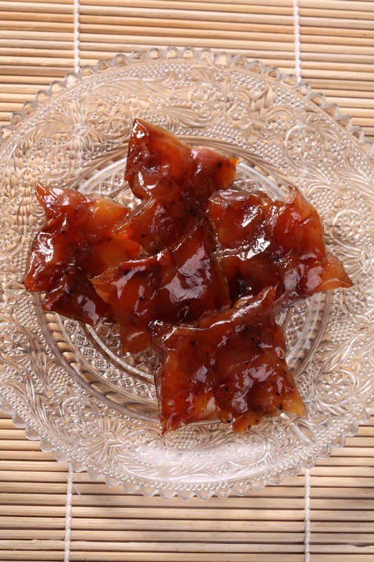 无人,竖图,俯视,室内,特写,白天,餐桌,桌子,餐具,玻璃,五个,许多,竹制,碟子,盘,肉,猪肉,肉类,玻璃制品,肉脯,猪肉脯,腌制,一个,盘子,垫子,碟,单个,餐台,竹制品,肉食,肉制品,豚肉,片状,彩图,高角度拍摄,烘烤,shjb1