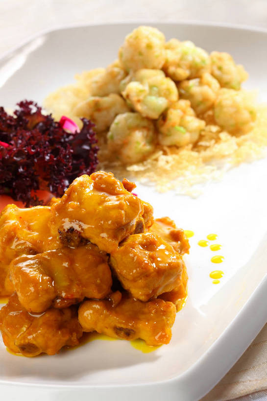 咖哩,无人,竖图,俯视,室内,特写,白天,烹饪,中餐,餐桌,桌子,蔬菜,土豆,餐具,一堆,许多,堆叠,堆积,新鲜,布料,碟子,盘,陶瓷,生菜,莴苣,调料,鸡肉,酱料,酱汁,肉,佐料,料理,食品,陶瓷制品,调味品,很多,调味料,布纹,酱,咖喱,菜肴,美食,肉类,桌布,食物,一个,白色,盘子,餐巾,碟,台布,中式,佳肴,有机食品,绿色食品,单个,餐台,中华料理,堆,苦苣,肉食,咖喱鸡,咖喱鸡块,馍馍蛋,春菜,鹅仔菜,莴仔菜,千金菜,叶用莴苣,洋芋,山药蛋,马铃薯,餐桌布,彩图,高角度拍摄,红珊瑚生菜,shjb1