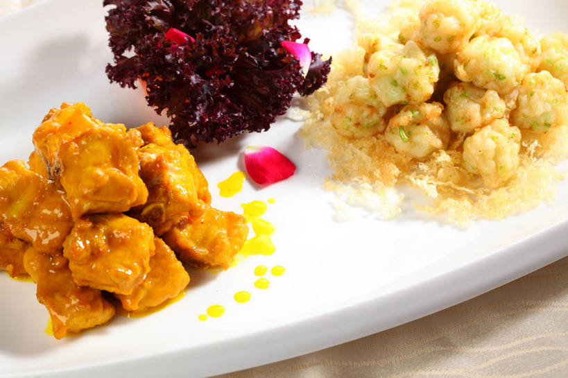 咖哩,无人,横图,俯视,室内,特写,白天,烹饪,中餐,餐桌,桌子,蔬菜,土豆,餐具,一堆,许多,堆叠,堆积,新鲜,布料,碟子,盘,陶瓷,生菜,莴苣,调料,鸡肉,酱料,酱汁,肉,佐料,料理,食品,陶瓷制品,调味品,很多,调味料,布纹,酱,咖喱,菜肴,美食,肉类,桌布,食物,一个,白色,盘子,餐巾,碟,台布,中式,佳肴,有机食品,绿色食品,单个,餐台,中华料理,堆,苦苣,肉食,咖喱鸡,咖喱鸡块,馍馍蛋,春菜,鹅仔菜,莴仔菜,千金菜,叶用莴苣,洋芋,山药蛋,马铃薯,餐桌布,彩图,高角度拍摄,红珊瑚生菜,shjb1