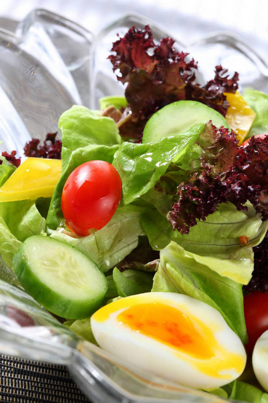 无人,竖图,俯视,室内,特写,白天,烹饪,西餐,餐桌,桌子,蔬菜,西红柿,小番茄,餐具,玻璃,一堆,许多,堆叠,堆积,新鲜,布料,碟子,盘,生菜,莴苣,蛋,鸡蛋,蔬菜沙拉,沙拉,料理,食品,很多,布纹,色拉,菜肴,美食,玻璃制品,桌布,食物,一个,盘子,餐巾,碟,台布,西式,佳肴,有机食品,绿色食品,单个,餐台,堆,苦苣,草鸡蛋,春菜,鹅仔菜,莴仔菜,千金菜,卵,叶用莴苣,小西红柿,樱桃小番茄,珍珠小番茄,樱桃番茄,圣女果,番茄,餐桌布,彩图,高角度拍摄,红珊瑚生菜,本鸡蛋,笨鸡蛋,柴鸡蛋,山鸡蛋,土鸡蛋,流黄蛋,糖心蛋,shjb1