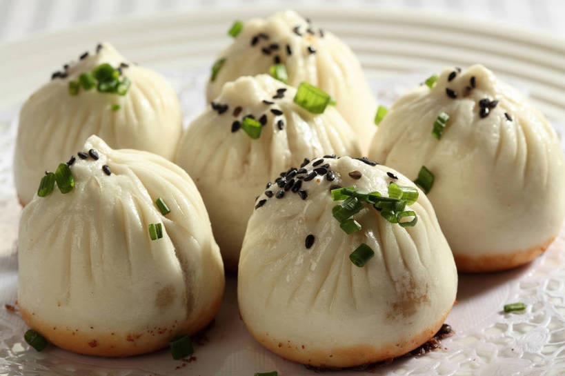 点心,无人,横图,俯视,室内,特写,白天,餐桌,桌子,餐具,一排,许多,朦胧,模糊,整齐,并列,并排,碟子,盘,葱,青葱,调味,香料,油炸,油炸食品,芝麻,佐料,料理,食品,面点,很多,美食,食物,排列,一个,黑色,盘子,碟,中式,单个,餐台,黑芝麻,配料,队列,平行,生煎,脂麻,胡麻,白麻,巨胜子,作料,油麻,彩图,高角度拍摄,生煎馒头,生煎包,shjb1