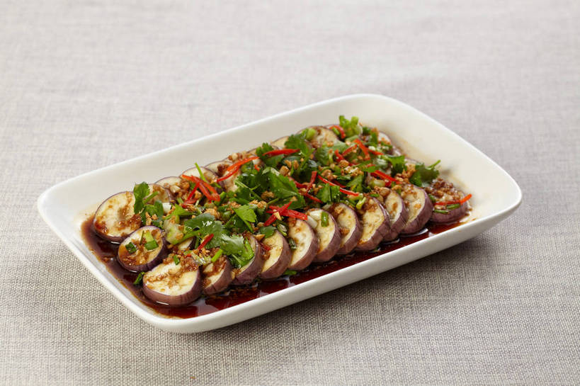 无人,横图,俯视,室内,特写,白天,烹饪,中餐,餐桌,桌子,辣椒,茄子,蔬菜,餐具,一排,许多,阴影,新鲜,整齐,并列,并排,反射,布料,碟子,盘,影子,陶瓷,香菜,调料,红烧,酱料,酱汁,佐料,料理,食品,陶瓷制品,调味品,很多,调味料,布纹,酱,菜肴,美食,桌布,食物,排列,一个,白色,盘子,餐巾,碟,台布,中式,佳肴,有机食品,绿色食品,单个,餐台,中华料理,队列,红烧茄子,平行,辣角,红海椒,大椒,辣虎,广椒,胡菜,香荽,原荽,园荽,芫荽,胡荽,莞荽,芫茜,芫蓿,莚葛草,莚荽菜,红烧菜,落苏,酪酥,辣子,昆仑瓜,红辣椒,海椒,番椒,矮瓜,餐桌布,彩图,高角度拍摄,shjb1