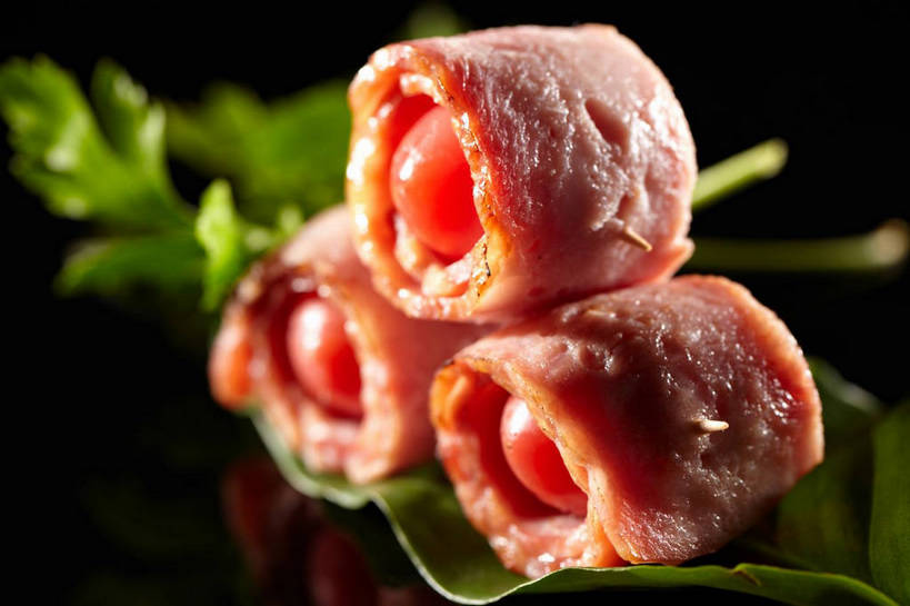 无人,横图,俯视,室内,特写,白天,蔬菜,西红柿,小番茄,叶子,一排,黑色背景,朦胧,模糊,新鲜,整齐,装饰,肉,食品,绿叶,培根,猪肉,肉类,食物,排列,三个,嫩叶,摄影,有机食品,绿色食品,影棚,堆,华丽,修饰,点缀,队列,摄影棚,肉食,豚肉,衬托,美观,雅致,雅观,小西红柿,樱桃小番茄,珍珠小番茄,叶,叶片,樱桃番茄,圣女果,番茄,彩图,高角度拍摄,影棚拍摄,拍摄,烟肉,腌熏,培根卷,番茄培根卷,shjb1