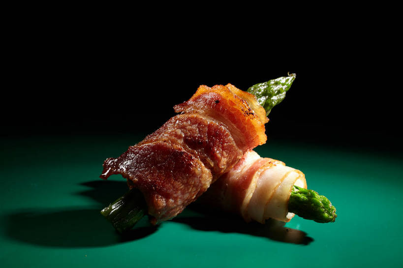 无人,横图,俯视,室内,特写,白天,烹饪,西餐,餐桌,桌子,芦笋,蔬菜,一堆,绿色背景,阴影,堆叠,堆积,新鲜,反射,影子,肉,料理,食品,培根,猪肉,菜肴,美食,肉类,食物,两个,西式,摄影,佳肴,有机食品,绿色食品,影棚,餐台,堆,摄影棚,肉食,豚肉,猪尾巴,药鸡豆子,石刁柏,蚂蚁杆,龙须菜,狼尾巴根,彩图,高角度拍摄,影棚拍摄,拍摄,烟肉,腌熏,shjb1,培根芦笋卷