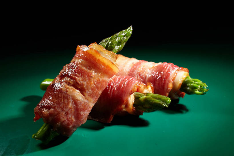 无人,横图,俯视,室内,特写,白天,烹饪,西餐,餐桌,桌子,芦笋,蔬菜,一堆,绿色背景,阴影,堆叠,堆积,新鲜,反射,影子,肉,料理,食品,培根,猪肉,菜肴,美食,肉类,食物,三个,西式,摄影,佳肴,有机食品,绿色食品,影棚,餐台,堆,摄影棚,肉食,豚肉,猪尾巴,药鸡豆子,石刁柏,蚂蚁杆,龙须菜,狼尾巴根,彩图,高角度拍摄,影棚拍摄,拍摄,烟肉,腌熏,shjb1,培根芦笋卷