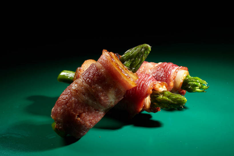 无人,横图,俯视,室内,特写,白天,烹饪,西餐,餐桌,桌子,芦笋,蔬菜,一堆,绿色背景,阴影,堆叠,堆积,新鲜,反射,影子,肉,料理,食品,培根,猪肉,菜肴,美食,肉类,食物,三个,西式,摄影,佳肴,有机食品,绿色食品,影棚,餐台,堆,摄影棚,肉食,豚肉,猪尾巴,药鸡豆子,石刁柏,蚂蚁杆,龙须菜,狼尾巴根,彩图,高角度拍摄,影棚拍摄,拍摄,烟肉,腌熏,shjb1,培根芦笋卷