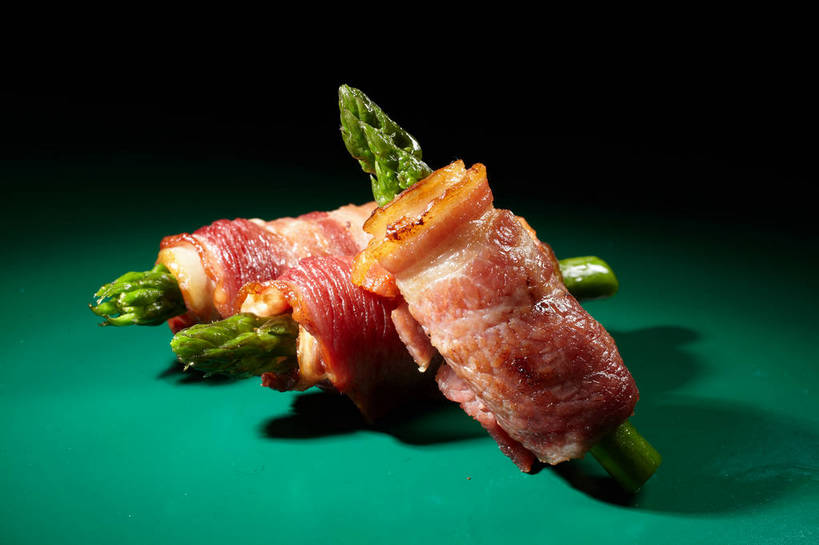 无人,横图,俯视,室内,特写,白天,烹饪,西餐,餐桌,桌子,芦笋,蔬菜,一堆,绿色背景,阴影,堆叠,堆积,新鲜,反射,影子,肉,料理,食品,培根,猪肉,菜肴,美食,肉类,食物,三个,西式,摄影,佳肴,有机食品,绿色食品,影棚,餐台,堆,摄影棚,肉食,豚肉,猪尾巴,药鸡豆子,石刁柏,蚂蚁杆,龙须菜,狼尾巴根,彩图,高角度拍摄,影棚拍摄,拍摄,烟肉,腌熏,shjb1,培根芦笋卷