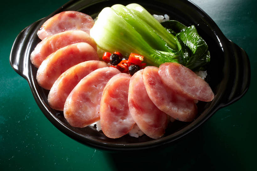 米饭,无人,横图,俯视,室内,特写,白天,烹饪,中餐,餐桌,桌子,辣椒,蔬菜,一排,许多,绿色背景,新鲜,整齐,并列,并排,陶瓷,青菜,调味,肉,香肠,香料,佐料,料理,食品,陶瓷制品,腊肠,饭,调味品,很多,调味料,猪肉,菜肴,美食,肉类,食物,排列,一个,红色,容器,碗,中式,摄影,佳肴,有机食品,绿色食品,影棚,单个,餐台,中华料理,储藏,五谷,配料,储存,队列,摄影棚,小白菜,豆豉,平行,肉食,辣角,红海椒,大椒,辣虎,广椒,豚肉,作料,不结球白菜,广东菜,粤菜,辣子,红辣椒,海椒,番椒,彩图,高角度拍摄,影棚拍摄,拍摄,煲仔饭,瓦煲饭,贮存,shjb1,腊味煲仔饭