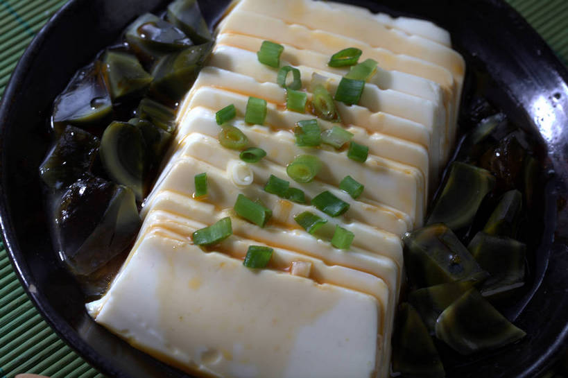 无人,横图,俯视,室内,特写,白天,烹饪,中餐,餐桌,桌子,蔬菜,餐具,竹制,新鲜,碟子,盘,葱,青葱,调料,酱料,酱汁,佐料,料理,食品,调味品,调味料,酱,冷盘,皮蛋豆腐,菜肴,美食,食物,一个,盘子,垫子,碟,中式,冷菜,凉菜,佳肴,有机食品,绿色食品,单个,餐台,中华料理,竹制品,彩图,高角度拍摄,shjb1,皮蛋拌豆腐