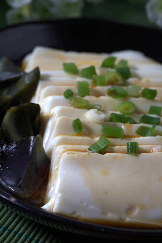 无人,竖图,俯视,室内,特写,白天,烹饪,中餐,餐桌,桌子,蔬菜,餐具,竹制,新鲜,碟子,盘,葱,青葱,调料,酱料,酱汁,佐料,料理,食品,调味品,调味料,酱,冷盘,皮蛋豆腐,菜肴,美食,食物,一个,盘子,垫子,碟,中式,冷菜,凉菜,佳肴,有机食品,绿色食品,单个,餐台,中华料理,竹制品,彩图,高角度拍摄,shjb1,皮蛋拌豆腐