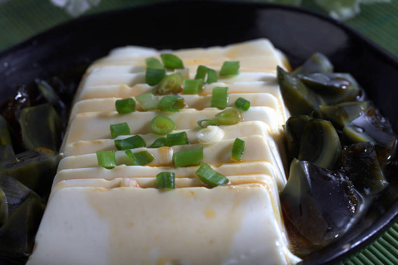 无人,横图,俯视,室内,特写,白天,烹饪,中餐,餐桌,桌子,蔬菜,餐具,竹制,新鲜,碟子,盘,葱,青葱,调料,酱料,酱汁,佐料,料理,食品,调味品,调味料,酱,冷盘,皮蛋豆腐,菜肴,美食,食物,一个,盘子,垫子,碟,中式,冷菜,凉菜,佳肴,有机食品,绿色食品,单个,餐台,中华料理,竹制品,彩图,高角度拍摄,shjb1,皮蛋拌豆腐