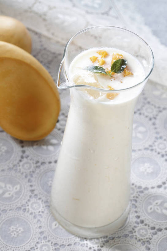 无人,竖图,俯视,室内,特写,白天,餐桌,桌子,芒果,杯子,水果,新鲜,布料,生食,食品,甜点,甜品,果实,一杯,布纹,玻璃制品,桌布,食物,饮料,两个,一个,餐巾,水杯,台布,甜食,冰淇淋,有机食品,绿色食品,单个,餐台,鲜奶,奶昔,玻璃杯,望果,蜜望,檬果,闷果,漭果,杧果,庵波罗果,餐桌布,彩图,高角度拍摄,芒果奶昔,shjb1