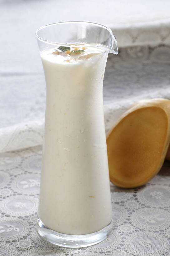 无人,竖图,俯视,室内,特写,白天,餐桌,桌子,芒果,杯子,水果,新鲜,布料,生食,食品,甜点,甜品,果实,一杯,布纹,玻璃制品,桌布,食物,饮料,两个,一个,餐巾,水杯,台布,甜食,冰淇淋,有机食品,绿色食品,单个,餐台,鲜奶,奶昔,玻璃杯,望果,蜜望,檬果,闷果,漭果,杧果,庵波罗果,餐桌布,彩图,高角度拍摄,芒果奶昔,shjb1