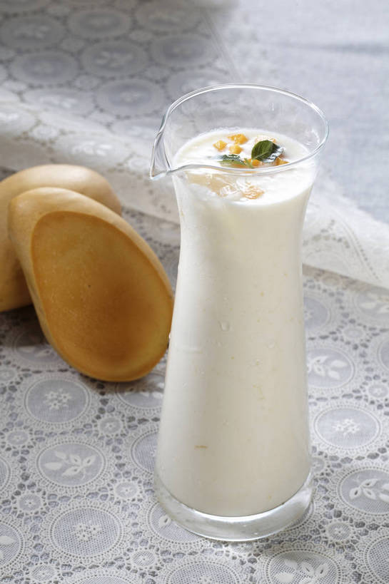 无人,竖图,俯视,室内,特写,白天,餐桌,桌子,芒果,杯子,水果,新鲜,布料,生食,食品,甜点,甜品,果实,一杯,布纹,玻璃制品,桌布,食物,饮料,两个,一个,餐巾,水杯,台布,甜食,冰淇淋,有机食品,绿色食品,单个,餐台,鲜奶,奶昔,玻璃杯,望果,蜜望,檬果,闷果,漭果,杧果,庵波罗果,餐桌布,彩图,高角度拍摄,芒果奶昔,shjb1