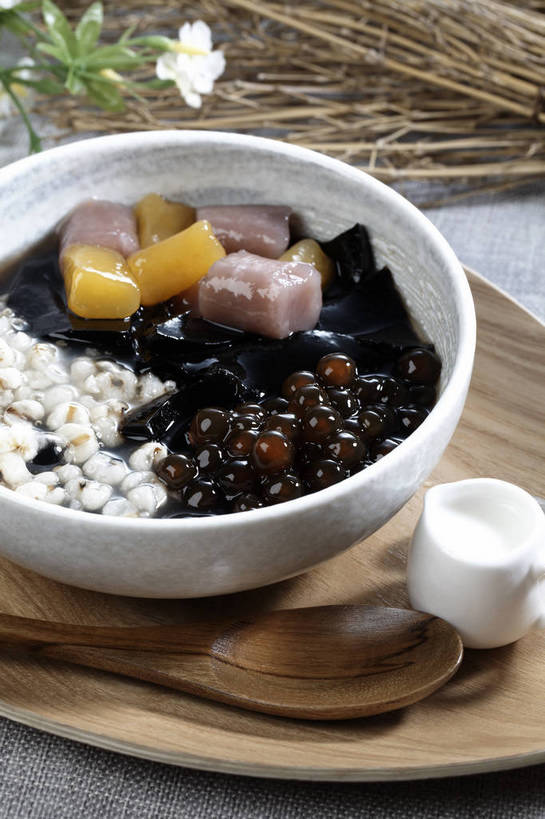 点心,无人,竖图,俯视,室内,特写,白天,餐桌,桌子,红薯,蔬菜,餐具,一把,一堆,许多,堆叠,堆积,新鲜,装饰,盛开,木制,碟子,盘,珍珠,勺子,陶瓷,芋头,食品,甜点,甜品,陶瓷制品,很多,花蕾,中药,花,花瓣,花朵,鲜花,食物,糕点,盘子,木制品,容器,调羹,碟,汤匙,碗,甜食,奶油,花苞,花蕊,毛芋,毛芋头,芋奶,有机食品,绿色食品,餐台,储藏,堆,华丽,修饰,点缀,乳制品,储存,奶精,薏米,薏仁,衬托,美观,雅致,雅观,青芋,苡米,苡仁,薏苡仁,激凌,克林姆,淇淋,米仁,芋子,仙草,芋艿,山芋,甘薯,番薯,地瓜,彩图,高角度拍摄,贮存,shjb1,咖啡伴侣,烧仙草