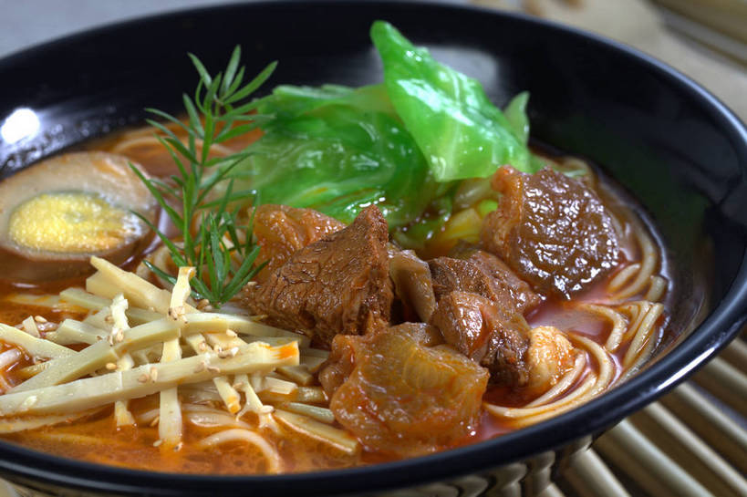 面食,面条,无人,横图,俯视,室内,特写,白天,烹饪,中餐,餐桌,桌子,蔬菜,椰菜,卷心菜,切开,新鲜,陶瓷,竹笋,蛋,鸡蛋,面,肉,牛肉,料理,食品,陶瓷制品,半个,笋,菜肴,美食,肉类,食物,一个,容器,碗,切,一半,中式,甘蓝,佳肴,牛肉面,有机食品,绿色食品,单个,餐台,中华料理,储藏,迷迭香,储存,剖面,肉食,切面,海洋之露,卵,甘蓝菜,结球甘蓝,甘兰,包心菜,彩图,高角度拍摄,圆白菜,鸡卵,鸡子,贮存,牛腱,半筋半肉牛肉面,shjb1