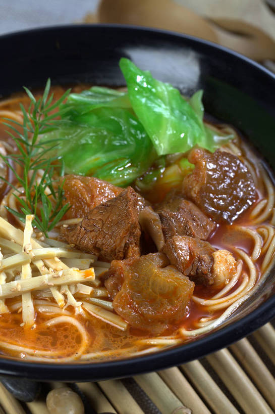 面食,面条,无人,竖图,俯视,室内,特写,白天,烹饪,中餐,餐桌,桌子,蔬菜,椰菜,卷心菜,切开,新鲜,陶瓷,竹笋,蛋,鸡蛋,面,肉,牛肉,料理,食品,陶瓷制品,半个,笋,菜肴,美食,肉类,食物,一个,容器,碗,切,一半,中式,甘蓝,佳肴,牛肉面,有机食品,绿色食品,单个,餐台,中华料理,储藏,迷迭香,储存,剖面,肉食,切面,海洋之露,卵,甘蓝菜,结球甘蓝,甘兰,包心菜,彩图,高角度拍摄,圆白菜,鸡卵,鸡子,贮存,牛腱,半筋半肉牛肉面,shjb1