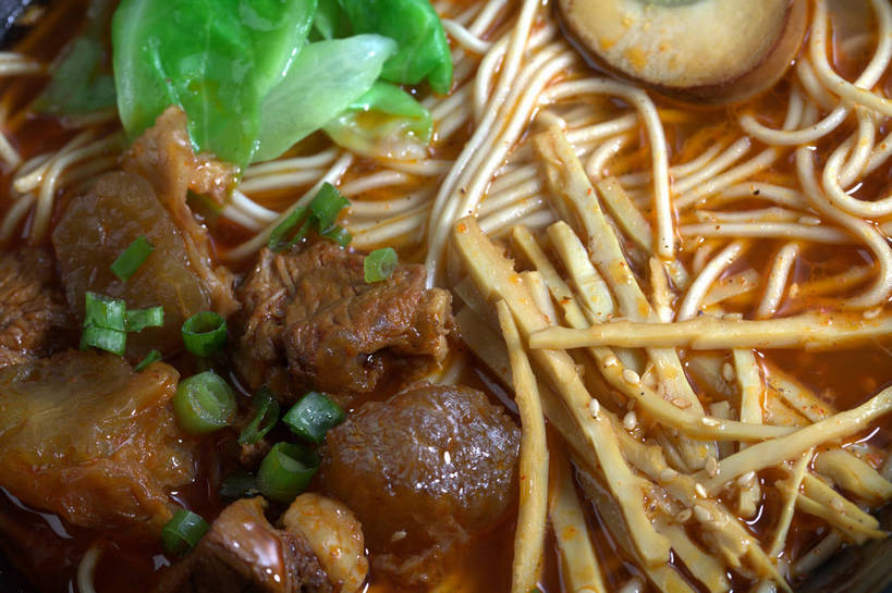 面食,面条,无人,横图,俯视,室内,特写,白天,烹饪,中餐,石头,蔬菜,椰菜,卷心菜,餐具,切开,新鲜,木制,叉子,石子,勺子,陶瓷,葱,青葱,竹笋,蛋,鸡蛋,面,肉,牛肉,料理,食品,陶瓷制品,半个,笋,菜肴,美食,肉类,食物,一个,木制品,容器,调羹,汤匙,碗,切,一半,中式,鹅卵石,甘蓝,佳肴,牛肉面,有机食品,绿色食品,单个,中华料理,储藏,储存,剖面,肉食,按摩石,餐叉,切面,卵,甘蓝菜,进餐用具,石块,结球甘蓝,甘兰,包心菜,彩图,高角度拍摄,圆白菜,鸡卵,鸡子,贮存,牛腱,半筋半肉牛肉面,shjb1