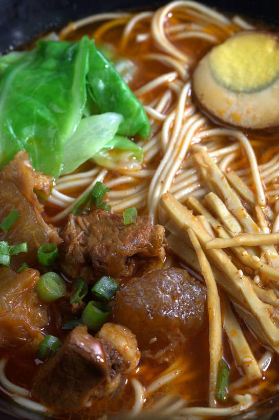 面食,面条,无人,竖图,俯视,室内,特写,白天,烹饪,中餐,石头,蔬菜,椰菜,卷心菜,餐具,切开,新鲜,木制,叉子,石子,勺子,陶瓷,葱,青葱,竹笋,蛋,鸡蛋,面,肉,牛肉,料理,食品,陶瓷制品,半个,笋,菜肴,美食,肉类,食物,一个,木制品,容器,调羹,汤匙,碗,切,一半,中式,鹅卵石,甘蓝,佳肴,牛肉面,有机食品,绿色食品,单个,中华料理,储藏,储存,剖面,肉食,按摩石,餐叉,切面,卵,甘蓝菜,进餐用具,石块,结球甘蓝,甘兰,包心菜,彩图,高角度拍摄,圆白菜,鸡卵,鸡子,贮存,牛腱,半筋半肉牛肉面,shjb1