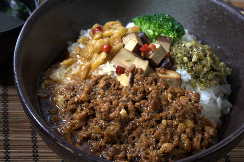 豆腐,无人,横图,俯视,室内,特写,白天,烹饪,中餐,餐桌,桌子,萝卜,蔬菜,一堆,许多,堆叠,堆积,竹制,新鲜,陶瓷,西兰花,调味,肉,香料,佐料,料理,食品,陶瓷制品,很多,豆腐干,肉糜,肉末,雪菜,菜肴,美食,肉类,食物,一个,容器,垫子,碗,中式,佳肴,有机食品,绿色食品,单个,餐台,中华料理,储藏,豆干,堆,配料,竹制品,豆制品,储存,肉食,作料,雪里红,甘蓝花,彩图,高角度拍摄,雪里蕻,绿菜花,绿花菜,青花菜,蔬菜皇冠,干子,素火腿,贮存,shjb1,肉燥饭