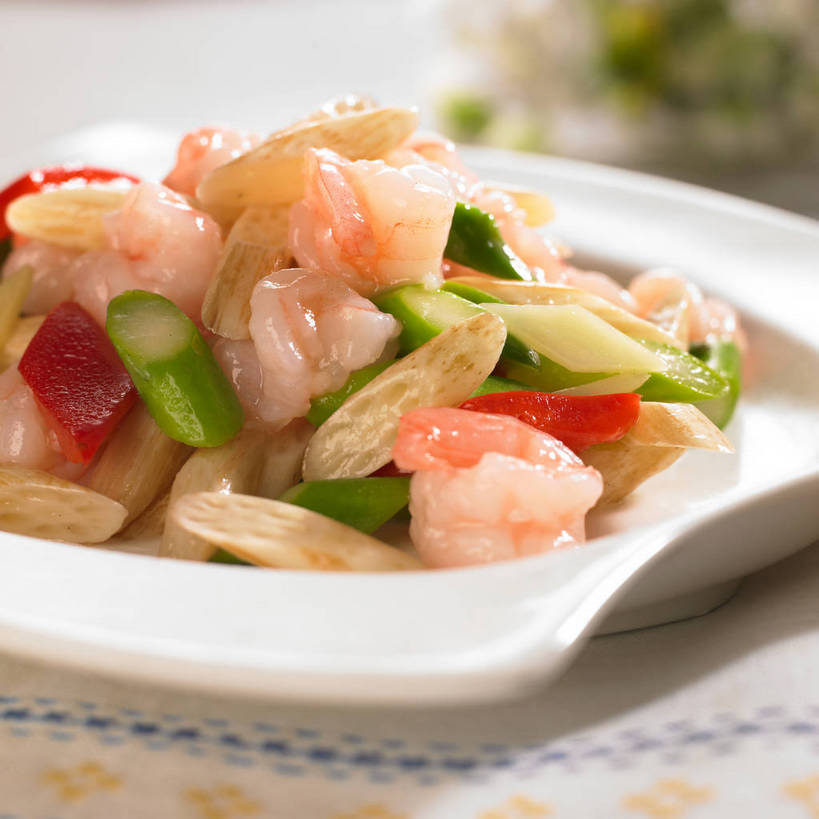 无人,横图,俯视,室内,特写,白天,烹饪,中餐,餐桌,桌子,辣椒,芦笋,蔬菜,餐具,一堆,许多,阴影,堆叠,堆积,朦胧,模糊,新鲜,装饰,盛开,反射,布料,碟子,盘,影子,陶瓷,绿芦笋,肉,虾仁,料理,食品,陶瓷制品,很多,花蕾,布纹,菜肴,美食,肉类,桌布,花,花瓣,花朵,鲜花,食物,一个,红色,白色,盘子,餐巾,碟,台布,花苞,花蕊,中式,佳肴,有机食品,绿色食品,单个,餐台,中华料理,堆,华丽,修饰,虾肉,点缀,肉食,彩椒,辣角,红海椒,大椒,辣虎,广椒,衬托,美观,雅致,雅观,猪尾巴,药鸡豆子,甜椒,柿子椒,石刁柏,蚂蚁杆,龙须菜,狼尾巴根,辣子,海椒,番椒,灯笼椒,餐桌布,彩图,高角度拍摄,shjb1,虾仁炒芦笋