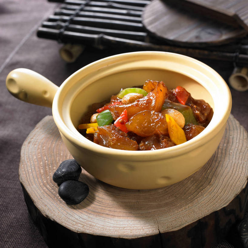 无人,横图,俯视,室内,特写,白天,烹饪,中餐,石头,餐桌,桌子,蔬菜,蒜,一堆,许多,阴影,堆叠,堆积,新鲜,反射,木制,石子,影子,陶瓷,青椒,调味,红烧,香料,佐料,料理,食品,案板,陶瓷制品,很多,蒜头,菜肴,美食,砧板,食物,两个,木制品,容器,垫子,碗,中式,鹅卵石,佳肴,有机食品,绿色食品,餐台,中华料理,储藏,堆,配料,储存,黄辣椒,按摩石,大椒,菜椒,作料,胡蒜,牛筋,红烧菜,石块,甜椒,柿子椒,灯笼椒,大蒜,彩图,高角度拍摄,贮存,黄灯笼辣椒,黄帝椒,筋,牛蹄筋,蹄筋,shjb1,红烧牛筋