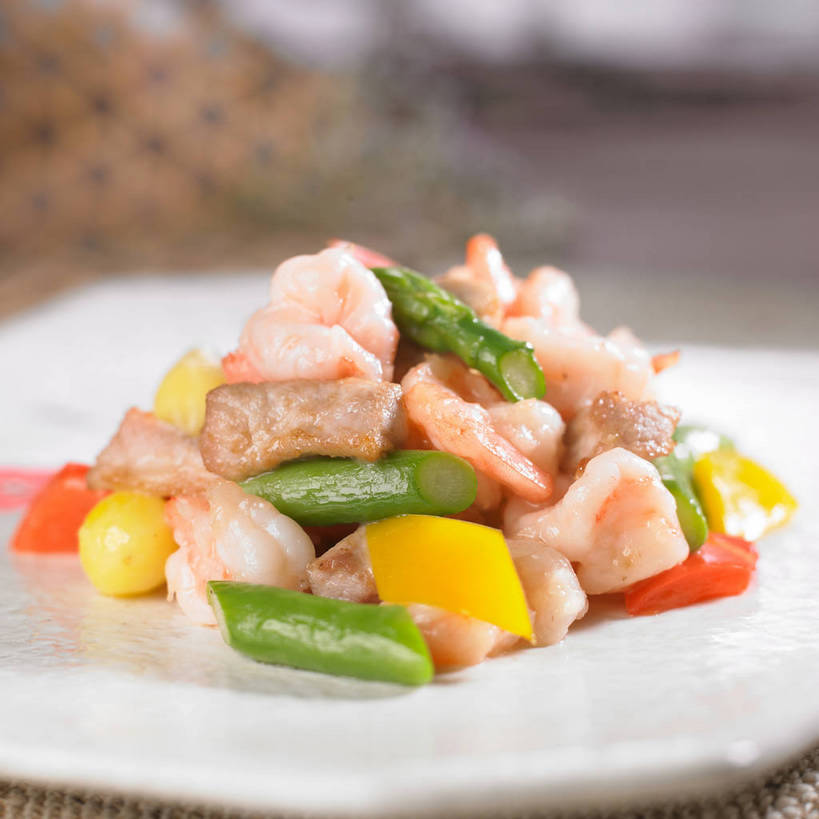 无人,横图,俯视,室内,特写,白天,烹饪,中餐,餐桌,桌子,辣椒,芦笋,蔬菜,餐具,一堆,许多,阴影,堆叠,堆积,朦胧,模糊,新鲜,反射,碟子,盘,影子,陶瓷,绿芦笋,肉,虾仁,料理,食品,陶瓷制品,很多,菜肴,美食,肉类,食物,一个,白色,盘子,碟,中式,佳肴,有机食品,绿色食品,单个,餐台,中华料理,堆,虾肉,黄辣椒,肉食,彩椒,辣角,红海椒,大椒,辣虎,广椒,猪尾巴,药鸡豆子,甜椒,柿子椒,石刁柏,蚂蚁杆,龙须菜,狼尾巴根,辣子,海椒,番椒,灯笼椒,彩图,高角度拍摄,黄灯笼辣椒,黄帝椒,shjb1,芦笋炒虾仁,虾仁炒芦笋