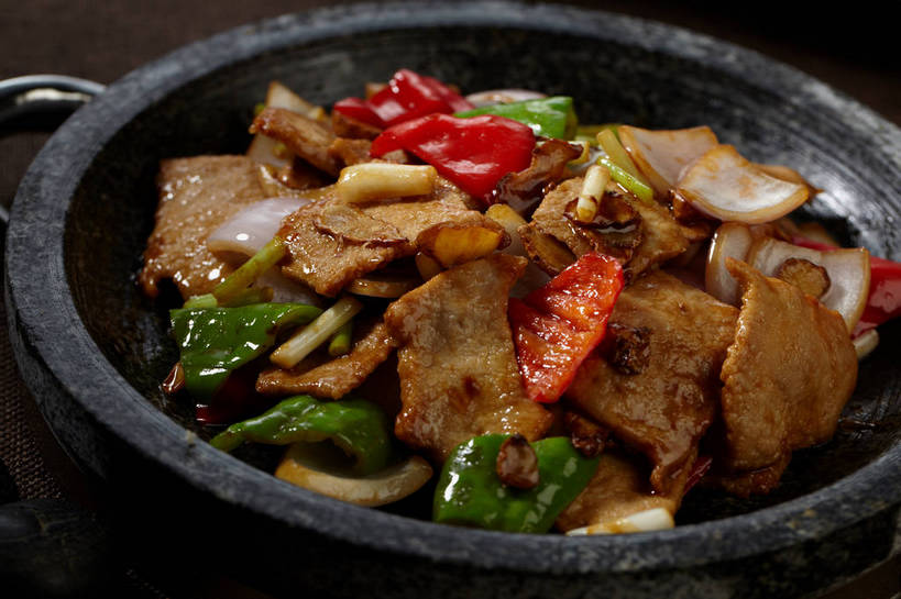 无人,横图,俯视,室内,特写,白天,烹饪,中餐,餐桌,桌子,辣椒,蔬菜,厨具,一堆,许多,堆叠,堆积,新鲜,布料,锅子,石锅,调味,肉,香料,佐料,料理,食品,很多,布纹,锅,猪肉,菜肴,美食,肉类,桌布,食物,一个,餐巾,台布,中式,佳肴,有机食品,绿色食品,单个,餐台,锅具,中华料理,堆,配料,川菜,回锅肉,肉食,彩椒,烹饪用具,辣角,红海椒,大椒,辣虎,广椒,豚肉,作料,四川菜,烹调用具,甜椒,柿子椒,辣子,海椒,番椒,灯笼椒,餐桌布,烹调,彩图,高角度拍摄,shjb1