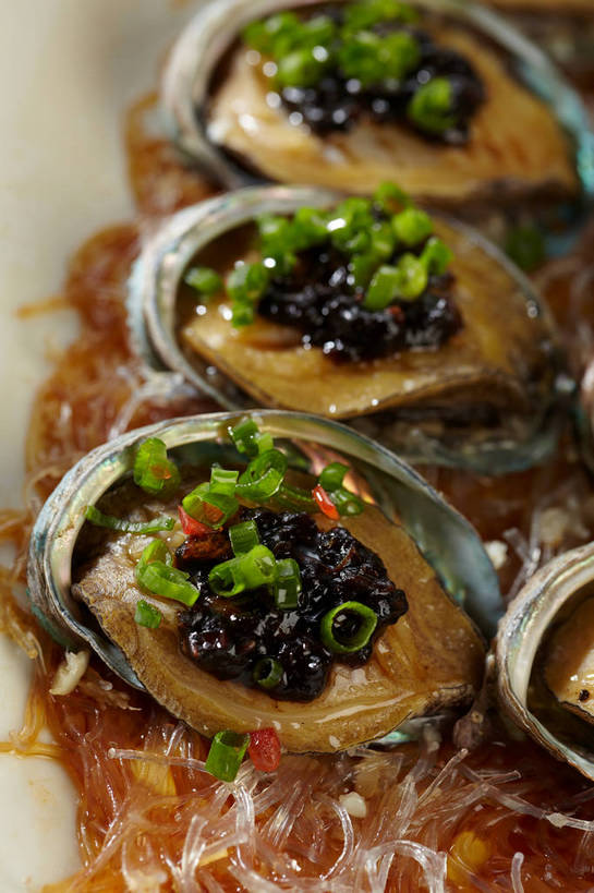 海鲜,面食,面条,无人,竖图,俯视,室内,特写,白天,烹饪,中餐,餐具,一排,许多,朦胧,模糊,整齐,并列,并排,碟子,盘,陶瓷,葱,青葱,调料,面,料理,食品,陶瓷制品,调味品,很多,调味料,粉丝,水产,菜肴,美食,海洋生物,食物,排列,盘子,碟,中式,鲍鱼,佳肴,中华料理,石决明,队列,水生动物,海产品,豆豉,平行,水生物,海底动物,鳆鱼,镜面鱼,明目鱼,冬粉,彩图,高角度拍摄,shjb1,粉丝鲍鱼,粉丝蒸鲍鱼