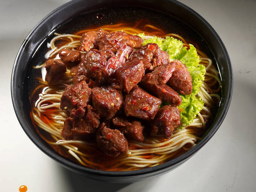 面食,面条,无人,横图,俯视,室内,特写,白天,烹饪,中餐,餐桌,桌子,蔬菜,一堆,许多,阴影,堆叠,堆积,灰色背景,新鲜,反射,影子,陶瓷,生菜,莴苣,面,肉,牛肉,料理,食品,陶瓷制品,很多,菜肴,美食,肉类,食物,一个,容器,碗,中式,摄影,佳肴,牛肉面,有机食品,绿色食品,影棚,单个,餐台,中华料理,储藏,堆,储存,摄影棚,肉食,春菜,鹅仔菜,莴仔菜,千金菜,叶用莴苣,彩图,高角度拍摄,影棚拍摄,拍摄,贮存,牛肉拉面,shjb1,红烧牛肉面