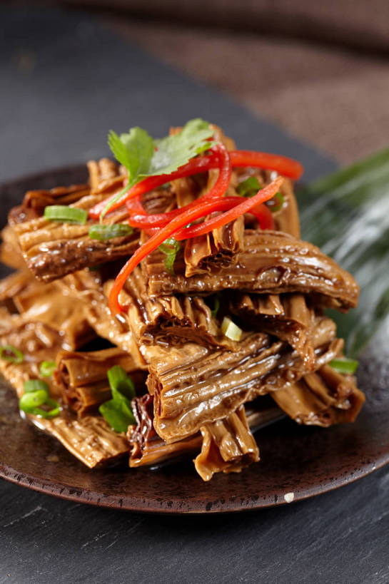 无人,竖图,俯视,室内,特写,白天,烹饪,中餐,餐桌,桌子,辣椒,蔬菜,餐具,叶子,一堆,许多,阴影,堆叠,堆积,朦胧,模糊,新鲜,反射,布料,碟子,盘,影子,陶瓷,葱,青葱,调料,红烧,酱料,酱汁,佐料,料理,食品,绿叶,陶瓷制品,调味品,很多,调味料,布纹,豆腐皮,酱,冷盘,菜肴,美食,桌布,食物,盘子,餐巾,碟,台布,中式,嫩叶,冷菜,凉菜,佳肴,有机食品,绿色食品,餐台,中华料理,堆,腐竹,彩椒,辣角,红海椒,大椒,辣虎,广椒,豆腐衣,油皮,叶,叶片,甜椒,柿子椒,辣子,海椒,番椒,灯笼椒,餐桌布,彩图,高角度拍摄,凉拌腐竹,shjb1