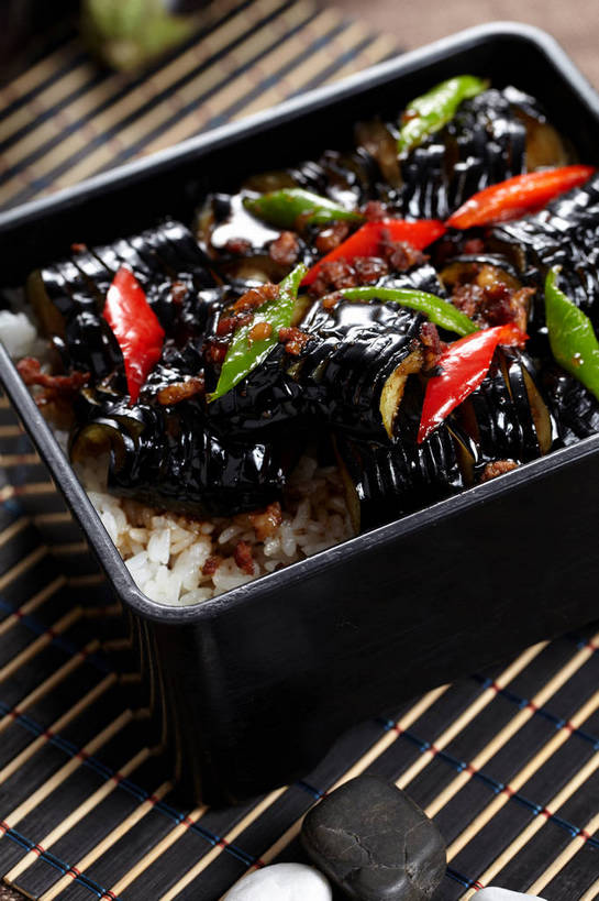 米饭,无人,竖图,俯视,室内,特写,白天,烹饪,中餐,石头,餐桌,桌子,茄子,蔬菜,一把,一堆,许多,堆叠,堆积,竹制,新鲜,木制,石子,勺子,陶瓷,肉,料理,食品,陶瓷制品,饭,很多,肉糜,肉末,菜肴,美食,肉类,食物,木制品,容器,垫子,调羹,汤匙,碗,中式,佳肴,有机食品,绿色食品,餐台,中华料理,储藏,堆,五谷,竹制品,储存,肉食,盖浇饭,石块,岩石,落苏,酪酥,昆仑瓜,矮瓜,彩图,高角度拍摄,贮存,shjb1,肉末烧茄子盖饭