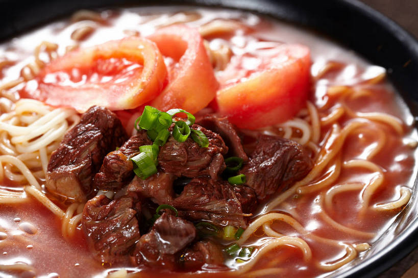 面食,面条,无人,横图,俯视,室内,特写,白天,烹饪,中餐,餐桌,桌子,蔬菜,西红柿,朦胧,模糊,新鲜,布料,陶瓷,面,肉,牛肉,料理,食品,陶瓷制品,布纹,菜肴,美食,肉类,桌布,食物,一个,餐巾,容器,台布,碗,中式,佳肴,牛肉面,有机食品,绿色食品,单个,餐台,中华料理,储藏,储存,肉食,洋柿子,柑仔蜜,番茄,臭柿,餐桌布,彩图,高角度拍摄,六月柿,贮存,喜报三元,shjb1,番茄牛肉面