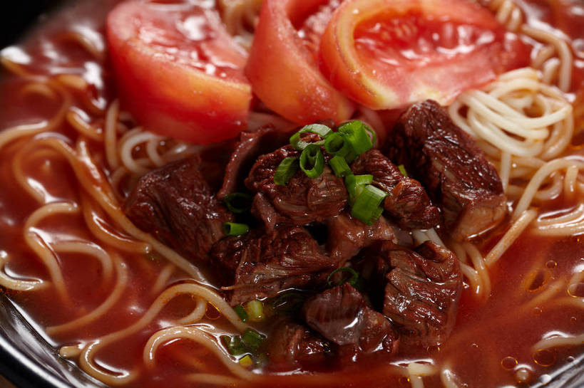 面食,面条,无人,横图,俯视,室内,特写,白天,烹饪,中餐,餐桌,桌子,蔬菜,西红柿,朦胧,模糊,新鲜,布料,陶瓷,面,肉,牛肉,料理,食品,陶瓷制品,布纹,菜肴,美食,肉类,桌布,食物,一个,餐巾,容器,台布,碗,中式,佳肴,牛肉面,有机食品,绿色食品,单个,餐台,中华料理,储藏,储存,肉食,洋柿子,柑仔蜜,番茄,臭柿,餐桌布,彩图,高角度拍摄,六月柿,贮存,喜报三元,shjb1,番茄牛肉面