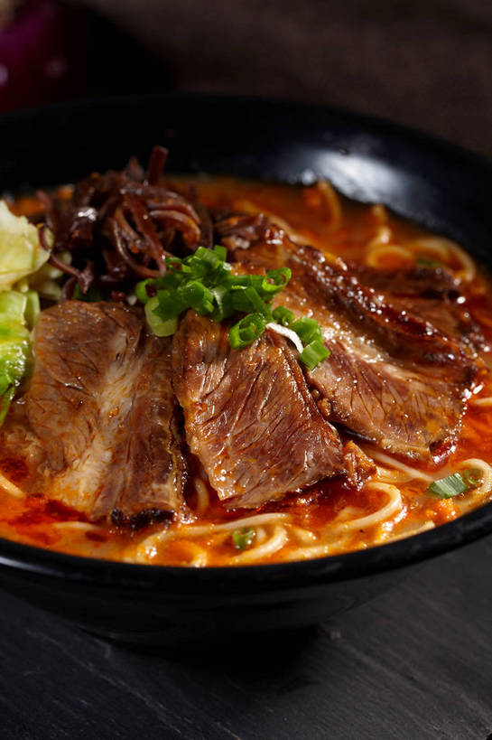 面食,面条,无人,竖图,俯视,室内,特写,白天,烹饪,中餐,餐桌,桌子,蔬菜,椰菜,卷心菜,一堆,许多,堆叠,堆积,新鲜,陶瓷,葱,青葱,海带,面,肉,牛肉,料理,食品,陶瓷制品,很多,菜肴,美食,肉类,食物,一个,容器,碗,中式,甘蓝,佳肴,牛肉面,有机食品,绿色食品,单个,餐台,中华料理,储藏,堆,储存,肉食,江白菜,甘蓝菜,结球甘蓝,甘兰,包心菜,彩图,高角度拍摄,圆白菜,贮存,牛肉拉面,shjb1