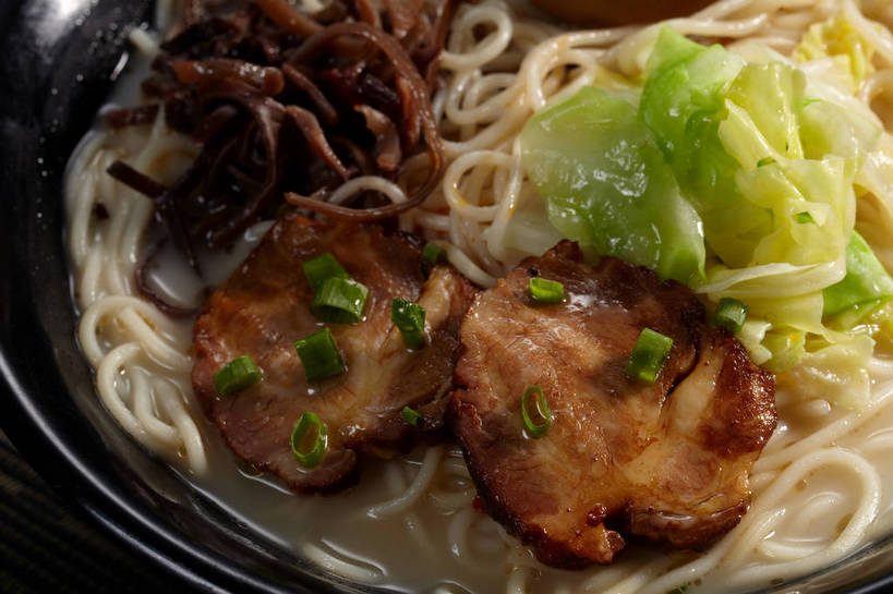 面食,面条,无人,横图,俯视,室内,特写,白天,烹饪,中餐,餐桌,桌子,蔬菜,椰菜,卷心菜,一堆,许多,堆叠,堆积,新鲜,布料,陶瓷,葱,青葱,面,肉,料理,食品,陶瓷制品,很多,布纹,叉烧,拉面,猪肉,菜肴,美食,肉类,桌布,食物,一个,餐巾,容器,台布,碗,中式,甘蓝,佳肴,有机食品,绿色食品,单个,餐台,中华料理,储藏,堆,储存,肉食,豚肉,甘蓝菜,结球甘蓝,甘兰,包心菜,餐桌布,彩图,高角度拍摄,圆白菜,贮存,shjb1,叉烧拉面