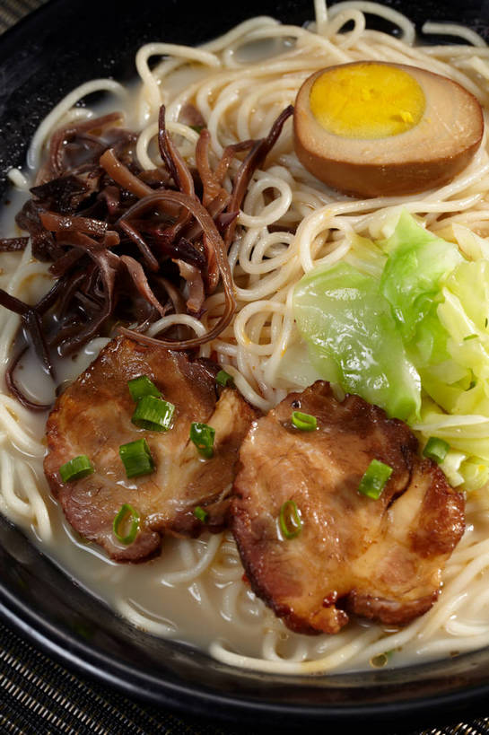 面食,面条,无人,竖图,俯视,室内,特写,白天,烹饪,中餐,餐桌,桌子,蔬菜,椰菜,卷心菜,一堆,许多,切开,堆叠,堆积,新鲜,布料,陶瓷,葱,青葱,蛋,鸡蛋,面,肉,料理,食品,陶瓷制品,半个,很多,布纹,叉烧,拉面,卤蛋,猪肉,菜肴,美食,肉类,桌布,食物,一个,餐巾,容器,台布,碗,切,一半,中式,甘蓝,佳肴,有机食品,绿色食品,单个,餐台,中华料理,储藏,堆,储存,剖面,肉食,切面,豚肉,卵,甘蓝菜,结球甘蓝,甘兰,包心菜,餐桌布,彩图,高角度拍摄,圆白菜,鸡卵,鸡子,贮存,shjb1,叉烧拉面