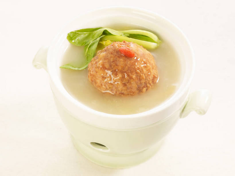 无人,横图,俯视,室内,特写,白天,烹饪,中餐,植物,餐桌,桌子,蔬菜,叶子,新鲜,陶瓷,青菜,肉,料理,食品,果实,绿叶,草药,药草,陶瓷制品,丸子,猪肉,菜肴,美食,肉类,肉丸,中药,食物,一个,红色,白色,容器,碗,中式,嫩叶,佳肴,有机食品,绿色食品,单个,餐台,中华料理,储藏,枸杞子,枸杞,储存,小白菜,药材,中草药,狮子头,肉食,豚肉,中药材,本草,苟起子,枸杞豆,枸杞果,血杞子,不结球白菜,叶,叶片,彩图,高角度拍摄,贮存,淮扬菜,扬州菜肴,shjb1,清炖狮子头