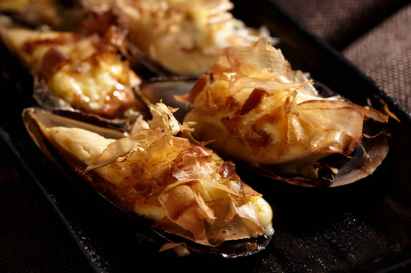 海鲜,无人,横图,俯视,室内,特写,白天,烹饪,餐桌,桌子,贝壳,一排,阴影,朦胧,模糊,整齐,并列,并排,反射,鱼,影子,料理,食品,鲣鱼,水产,菜肴,美食,鱼类,海洋生物,食物,排列,四个,佳肴,餐台,队列,水生动物,海产品,平行,水生物,海底动物,小金枪鱼,炸弹鱼,贝类外壳,海螺壳,软体动物外壳,彩图,高角度拍摄,柴鱼片,木鱼花,shjb1