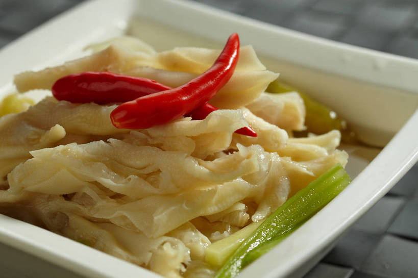 无人,横图,俯视,室内,特写,白天,烹饪,中餐,餐桌,桌子,辣椒,蔬菜,一堆,许多,堆叠,堆积,新鲜,陶瓷,调料,料理,食品,陶瓷制品,调味品,很多,调味料,菜肴,美食,食物,一个,红色,绿色,白色,容器,碗,中式,佳肴,有机食品,绿色食品,单个,餐台,中华料理,泡椒,储藏,堆,储存,川菜,凤爪,鸡爪,辣角,红海椒,大椒,辣虎,广椒,四川菜,辣子,红辣椒,海椒,番椒,彩图,高角度拍摄,鸡脚,贮存,鱼辣子,泡椒凤爪,shjb1