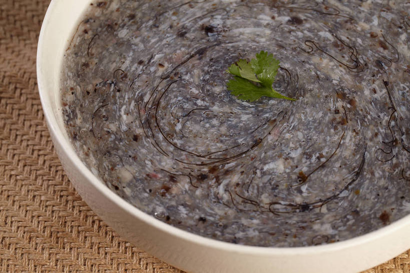 无人,横图,俯视,室内,特写,白天,烹饪,中餐,植物,餐桌,桌子,蔬菜,叶子,新鲜,陶瓷,香菜,浓汤,汤,料理,食品,绿叶,陶瓷制品,羹,菜肴,美食,食物,一个,绿色,自然,容器,碗,中式,嫩叶,佳肴,有机食品,绿色食品,生长,单个,成长,餐台,中华料理,储藏,藻类,储存,海鲜羹,胡菜,香荽,原荽,园荽,芫荽,胡荽,莞荽,芫茜,芫蓿,莚葛草,莚荽菜,叶,叶片,彩图,高角度拍摄,藻类植物,念珠藻,贮存,原核生物,shjb1,发菜海鲜羹,发菜,发状念珠藻