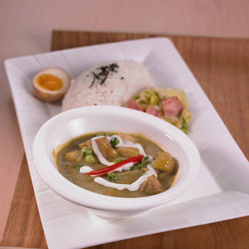 米饭,咖哩,无人,横图,俯视,室内,特写,白天,烹饪,植物,餐桌,桌子,辣椒,蔬菜,土豆,椰菜,卷心菜,餐具,勾,切开,挽,新鲜,碟子,盘,豆类,豆子,豌豆,蛋,调料,海苔,鸡蛋,肉,汤,料理,食品,水煮蛋,紫菜,饭,调味品,半个,调味料,咖喱,荷兰豆,菜肴,美食,肉类,食物,两个,白色,盘子,餐巾,碟,切,一半,甘蓝,勾着,佳肴,有机食品,绿色食品,餐台,五谷,挽着,剖面,雪豆,肉食,切面,豆科,辣角,红海椒,大椒,辣虎,广椒,草鸡蛋,馍馍蛋,寒豆,毕豆,麻累,国豆,小寒豆,麦豌豆,卵,印度菜,印度料理,白煮蛋,保洁方巾,口布,甘蓝菜,洋芋,山药蛋,马铃薯,辣子,结球甘蓝,红辣椒,海椒,甘兰,番椒,包心菜,彩图,高角度拍摄,咖喱汤,条斑紫菜,圆白菜,本鸡蛋,笨鸡蛋,柴鸡蛋,山鸡蛋,土鸡蛋,咖喱蔬菜汤,shjb1