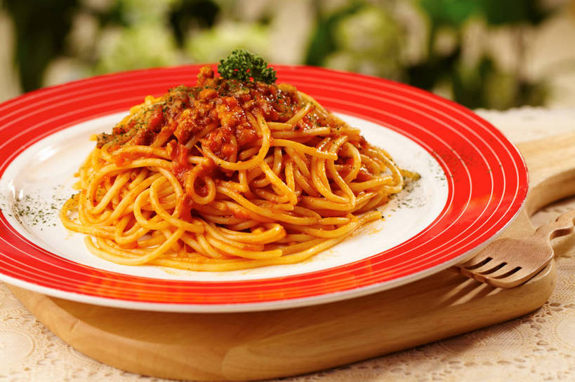 面食,面条,意大利面,无人,横图,俯视,室内,特写,白天,西餐,餐桌,桌子,蔬菜,餐具,叶子,朦胧,模糊,新鲜,木制,叉子,碟子,盘,香菜,调料,酱料,酱汁,面,茄汁,肉,佐料,料理,食品,绿叶,案板,调味品,调味料,番茄酱,肉酱,肉糜,肉末,酱,肉类,砧板,食物,一个,红色,绿色,白色,盘子,木制品,碟,嫩叶,西式,有机食品,绿色食品,单个,餐台,肉食,意粉,餐叉,意面,胡菜,香荽,原荽,园荽,芫荽,胡荽,莞荽,芫茜,芫蓿,莚葛草,莚荽菜,叶,叶片,进餐用具,彩图,高角度拍摄,番茄肉酱,番茄肉酱意面,shjb1