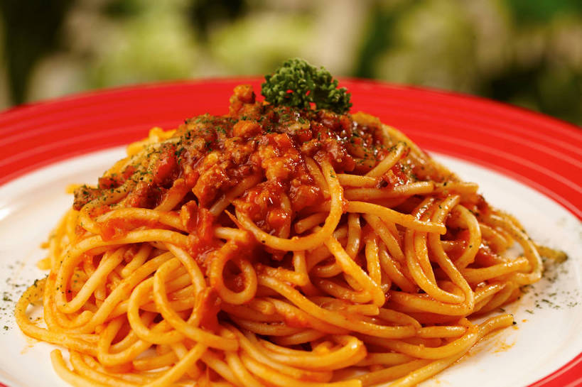 面食,面条,意大利面,无人,横图,俯视,室内,特写,白天,西餐,餐桌,桌子,蔬菜,餐具,叶子,朦胧,模糊,新鲜,碟子,盘,香菜,调料,酱料,酱汁,面,茄汁,肉,佐料,料理,食品,绿叶,调味品,调味料,番茄酱,肉酱,肉糜,肉末,酱,肉类,食物,一个,红色,绿色,白色,盘子,碟,嫩叶,西式,有机食品,绿色食品,单个,餐台,肉食,意粉,意面,胡菜,香荽,原荽,园荽,芫荽,胡荽,莞荽,芫茜,芫蓿,莚葛草,莚荽菜,叶,叶片,彩图,高角度拍摄,番茄肉酱,番茄肉酱意面,shjb1