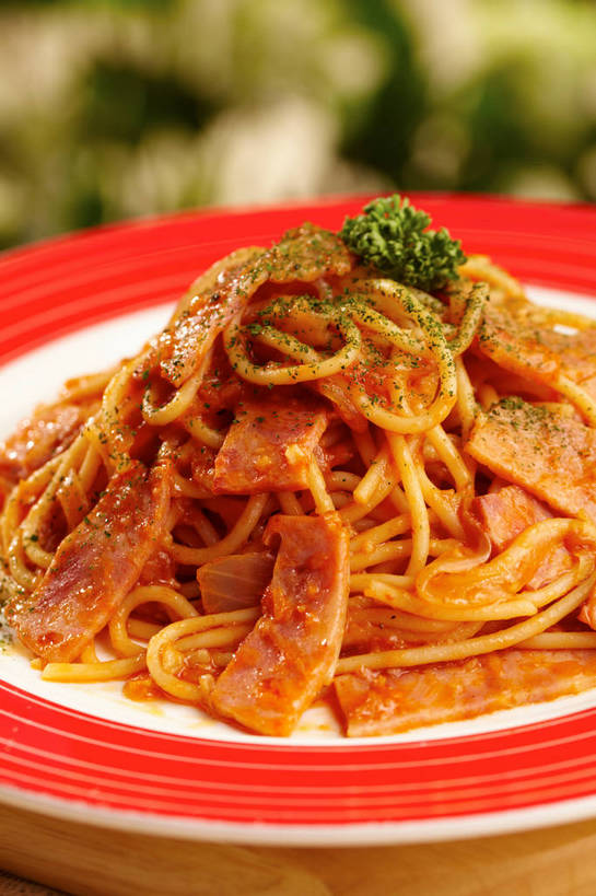 面食,面条,意大利面,无人,竖图,俯视,室内,特写,白天,西餐,餐桌,桌子,蔬菜,餐具,叶子,切开,朦胧,模糊,新鲜,碟子,盘,香菜,调料,酱料,酱汁,面,茄汁,肉,佐料,料理,食品,绿叶,调味品,调味料,番茄酱,肉酱,肉糜,肉末,酱,肉类,食物,一个,红色,绿色,白色,盘子,碟,切,嫩叶,西式,有机食品,绿色食品,单个,餐台,剖面,肉食,意粉,切面,意面,胡菜,香荽,原荽,园荽,芫荽,胡荽,莞荽,芫茜,芫蓿,莚葛草,莚荽菜,叶,叶片,彩图,高角度拍摄,番茄肉酱,番茄肉酱意面,shjb1