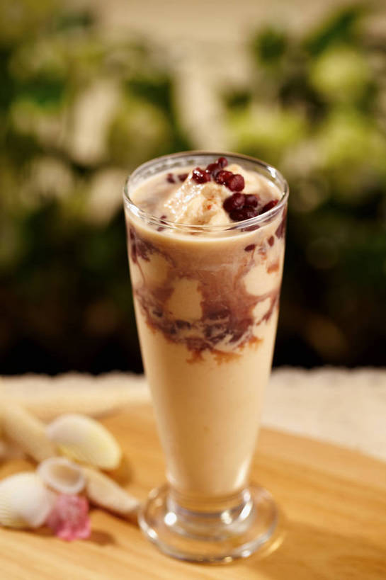 无人,竖图,俯视,室内,特写,白天,植物,餐桌,桌子,豆,杯子,贝壳,叶子,朦胧,模糊,盛开,冰,豆类,豆子,红豆,绿叶,案板,冰沙,一杯,清凉,花蕾,冷冻,玻璃制品,砧板,花,花瓣,花朵,鲜花,一个,粉色,水杯,冷饮,花苞,花蕊,舒服,嫩叶,寒冷,冷藏,单个,餐台,解暑,解渴,赤豆,豆科,舒爽,消暑,红小豆,保鲜,叶,叶片,贝类外壳,海螺壳,软体动物外壳,玻璃杯,彩图,高角度拍摄,沐昔,思沐昔,小豆,shjb1