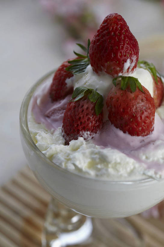 无人,竖图,俯视,室内,特写,白天,餐桌,桌子,草莓,浆果,杯子,水果,叶子,朦胧,模糊,新鲜,生食,冰激凌,果实,绿叶,杯垫,一杯,清凉,玻璃制品,一个,红色,水杯,垫子,冷饮,舒服,嫩叶,冰淇淋,草莓冰淇淋,有机食品,绿色食品,单个,餐台,解暑,解渴,雪糕,舒爽,冰糕,消暑,叶,叶片,玻璃杯,洋莓,水果皇后,红莓,地莓,彩图,高角度拍摄,shjb1